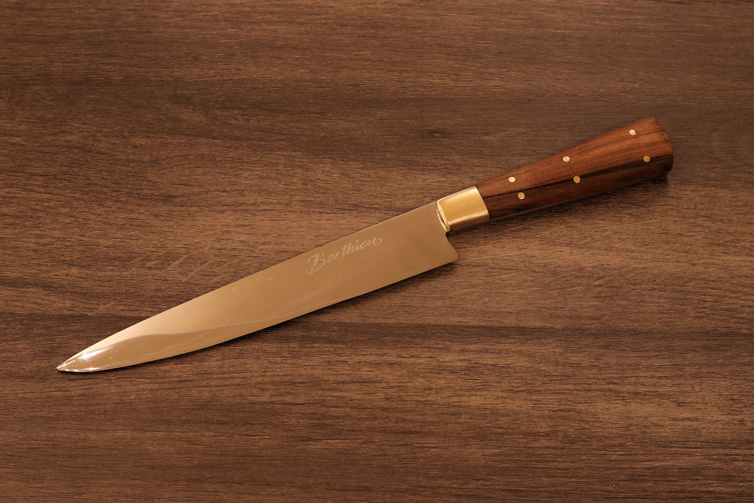 Berthieu artisan Criollo knife 17 cm, featuring molybdenum stainless steel blade and Lapacho handle, durable and precise for culinary and outdoor applications.