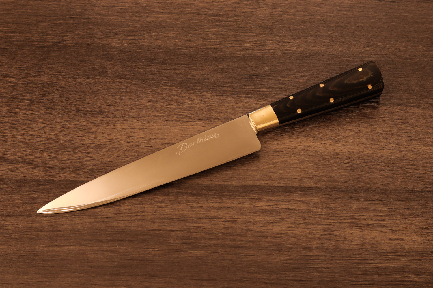 Berthieu Criollo knife with 17 cm stainless steel blade and Lapacho handle, designed for chefs and outdoor cooking, showcasing Argentine craftsmanship.