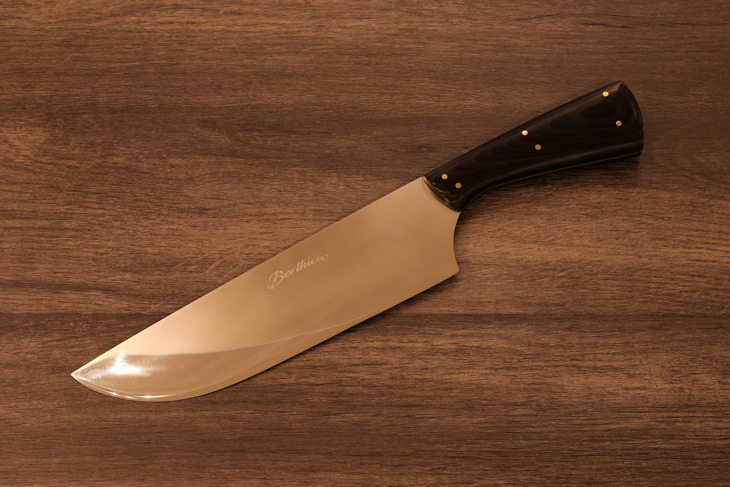 Berthieu Gaucho knife with 20 cm stainless steel blade and black Micarta handle, a traditional Argentine chef knife built for strength and balance.