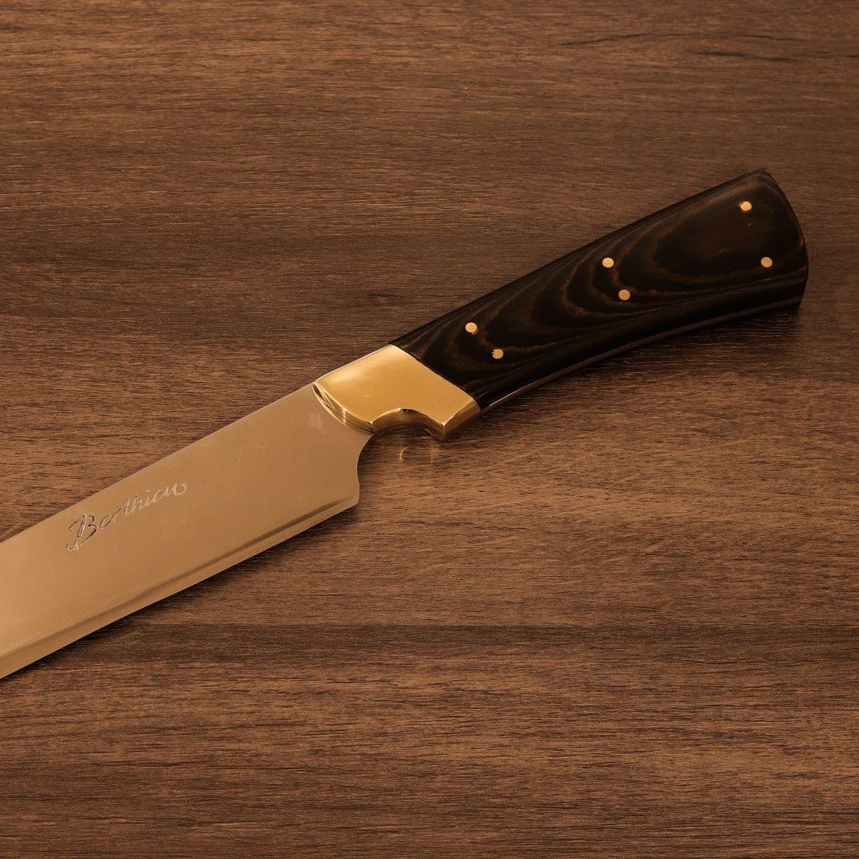 Berthieu Japura 17 cm artisan knife with Lapacho wood handle and molybdenum stainless steel blade, handcrafted in Argentina for precision and versatility.
